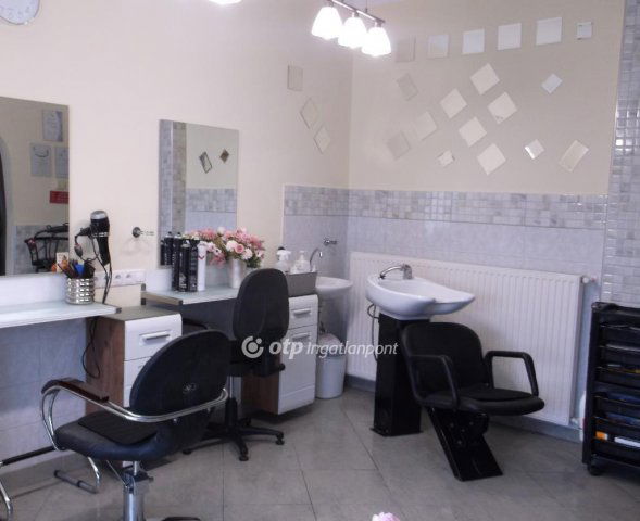 Eladó családi ház, Gyöngyösön 109 M Ft, 4 szobás