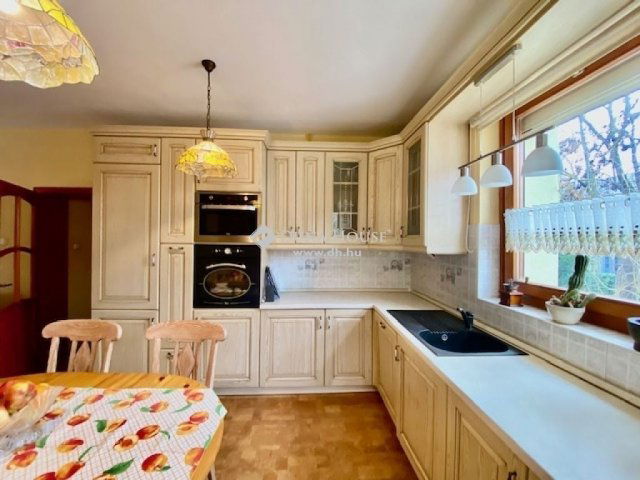 Eladó családi ház, Pécsett 250 M Ft, 9 szobás