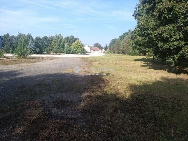 Eladó ipari ingatlan, Szigetújfalun 250 M Ft