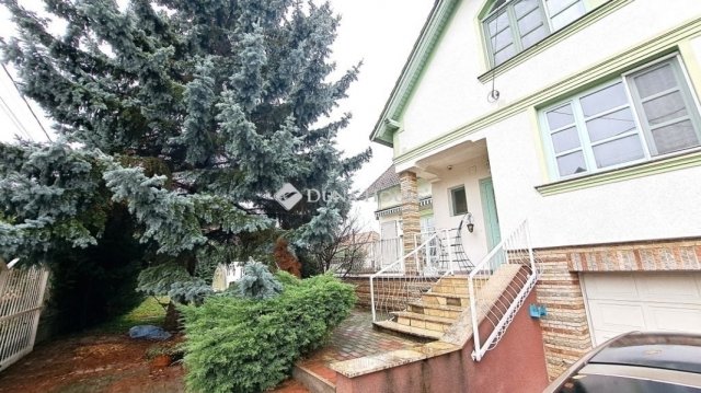 Eladó családi ház, Dunakeszin 199.5 M Ft, 7 szobás