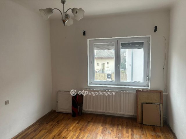 Eladó családi ház, Pécsett 60 M Ft, 3 szobás