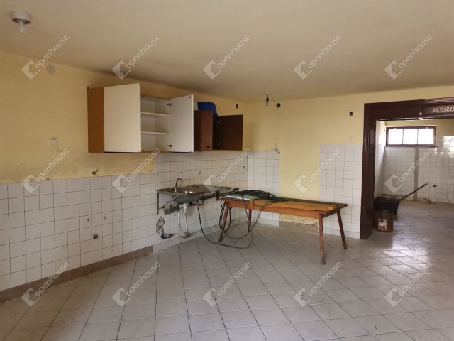 Eladó családi ház, Komáromban 52 M Ft, 5 szobás