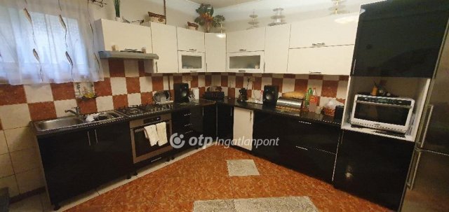 Eladó családi ház, Veszprémben 61.9 M Ft, 2+2 szobás