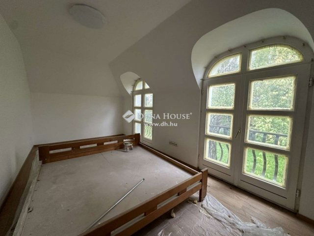 Eladó családi ház, Budapesten, III. kerületben 299.9 M Ft