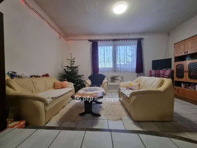 Eladó családi ház, Pápán 52.4 M Ft, 5 szobás