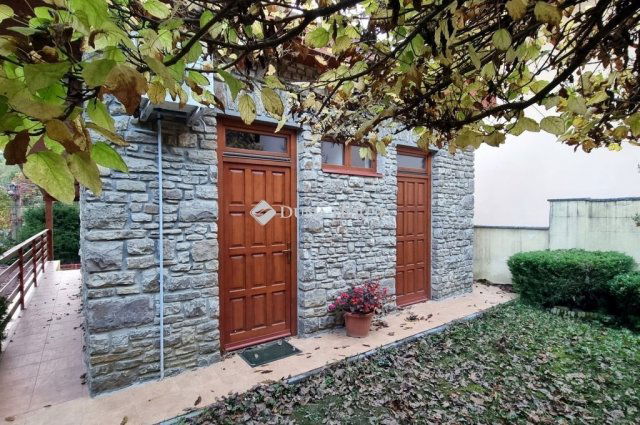 Eladó családi ház, Komlón 158 M Ft, 9 szobás