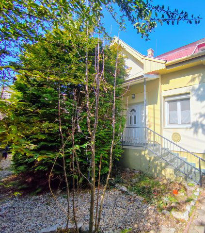 Eladó családi ház, Veszprémben 175 M Ft, 6+2 szobás