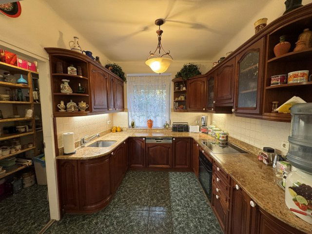 Eladó családi ház, Pécsett 149.9 M Ft, 5 szobás