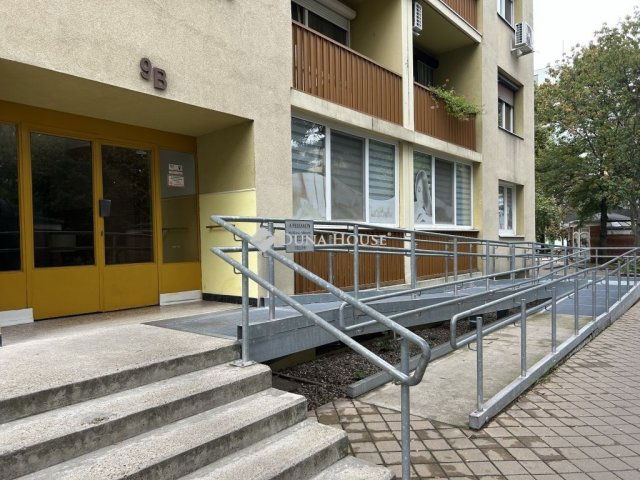 Eladó panellakás, Dunaújvárosban 39.9 M Ft, 3 szobás