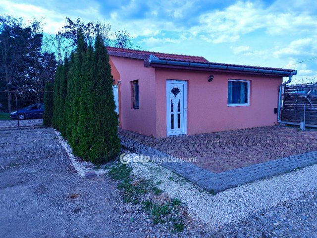 Eladó családi ház, Poroszlón 25 M Ft, 1 szobás