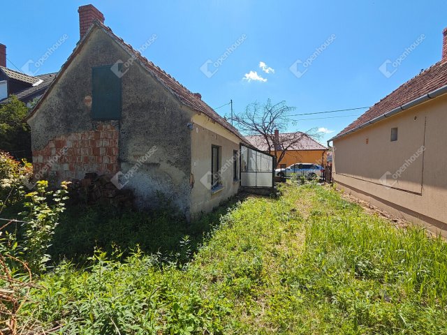 Eladó családi ház, Jákon 10.5 M Ft, 2 szobás