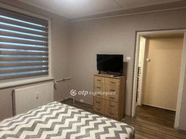 Eladó panellakás, Ajkán 38.7 M Ft, 2+1 szobás