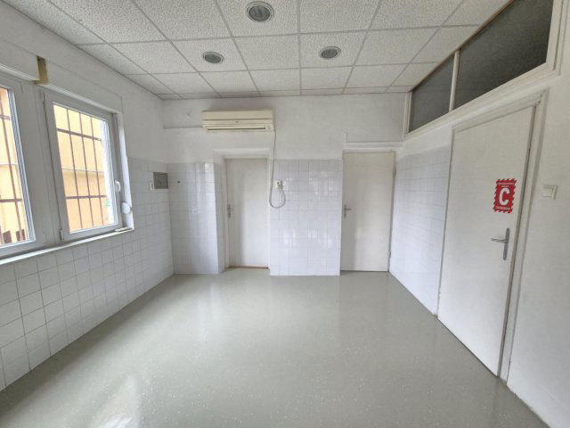 Kiadó üzlethelyiség, Pécsett, Komlói úton 130 E Ft / hó