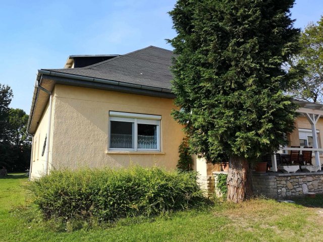 Eladó családi ház, Olaszfalun 130 M Ft, 11 szobás