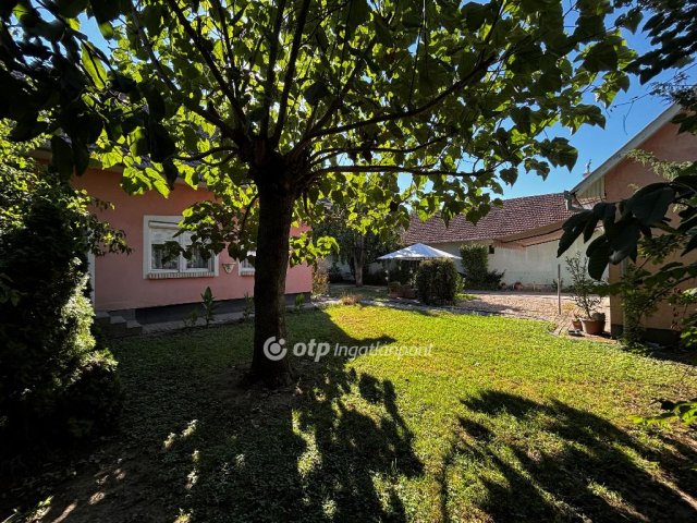 Eladó családi ház, Békéscsabán 89.9 M Ft, 3 szobás