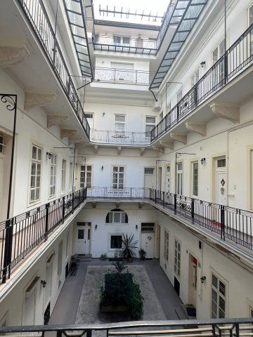 Eladó téglalakás, Budapesten, VI. kerületben 62.9 M Ft, 1 szobás