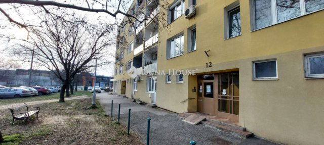 Kiadó téglalakás, albérlet, Tatabányán, Mártírok úton