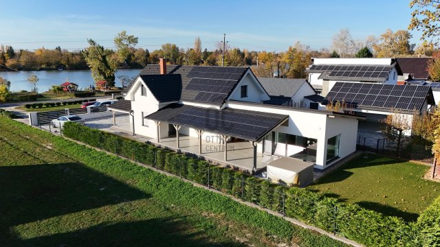 Eladó családi ház, Kiskunlacházán 199 M Ft, 8 szobás