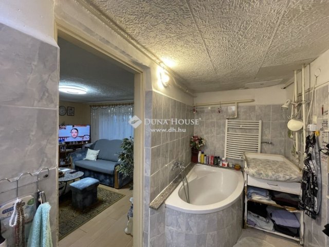 Eladó családi ház, Nyergesújfaluban 38 M Ft, 5 szobás