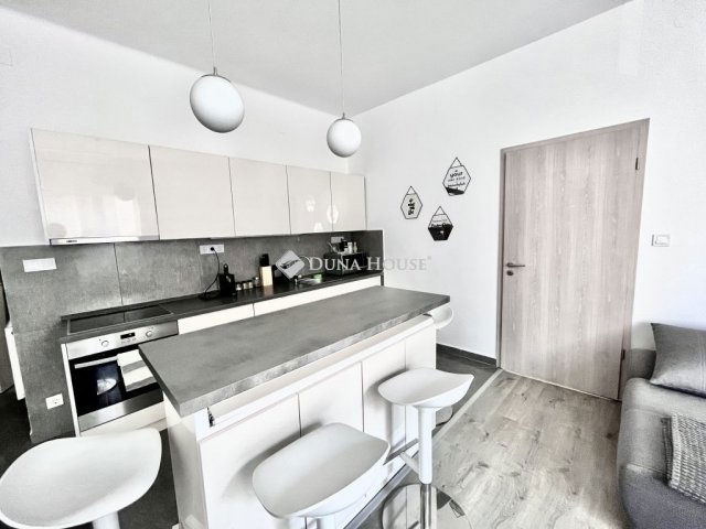 Eladó téglalakás, Pécsett 74.99 M Ft, 3 szobás