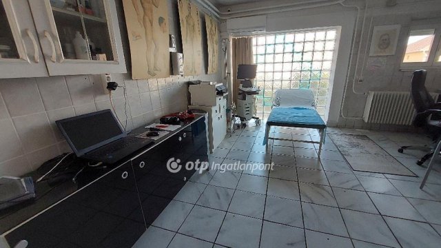 Eladó családi ház, Csornán 85 M Ft, 5 szobás