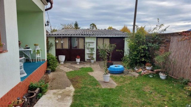 Eladó családi ház, Pécsett 135 M Ft, 10 szobás