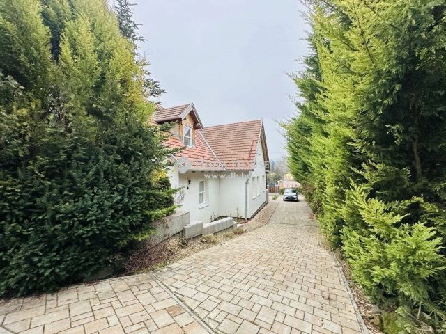 Eladó családi ház, Pilismaróton 238.1 M Ft, 12 szobás