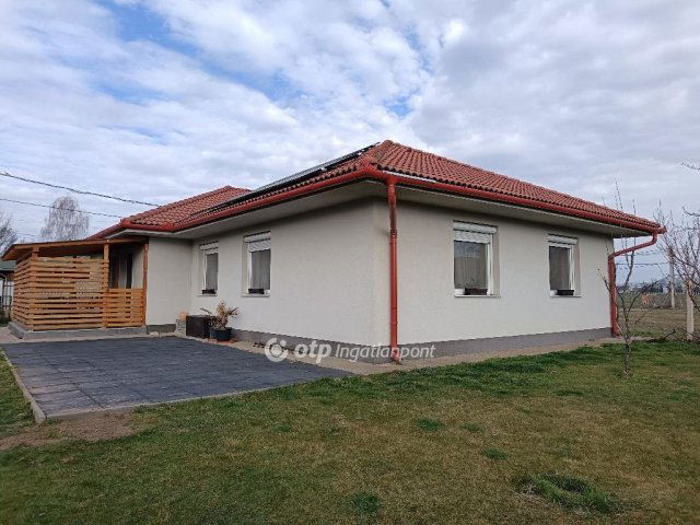 Eladó családi ház, Mikepércsen 103 M Ft, 4 szobás