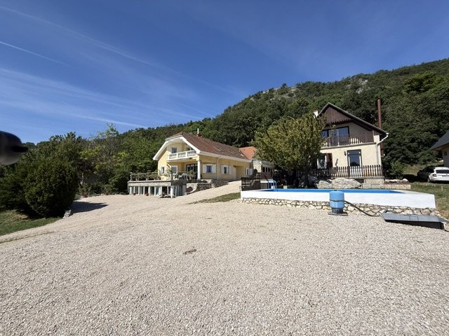 Eladó családi ház, Csákváron 248 M Ft, 7 szobás