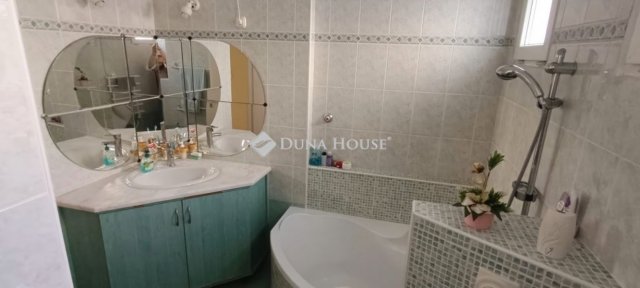 Eladó családi ház, Szentendrén 335 M Ft, 10 szobás