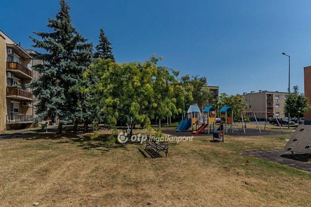 Eladó panellakás, Bábolnán 43.9 M Ft, 3 szobás