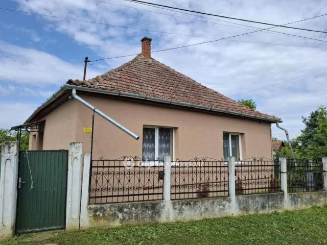 Eladó családi ház, Körösszegapátin 15 M Ft, 4+1 szobás