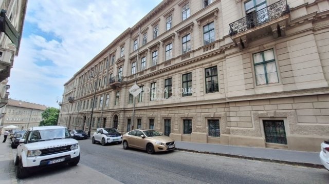 Eladó téglalakás, Budapesten, I. kerületben 109.9 M Ft, 2 szobás