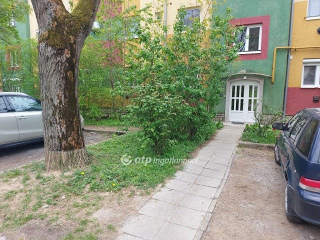 Eladó téglalakás, Pécsett 27.9 M Ft, 1 szobás