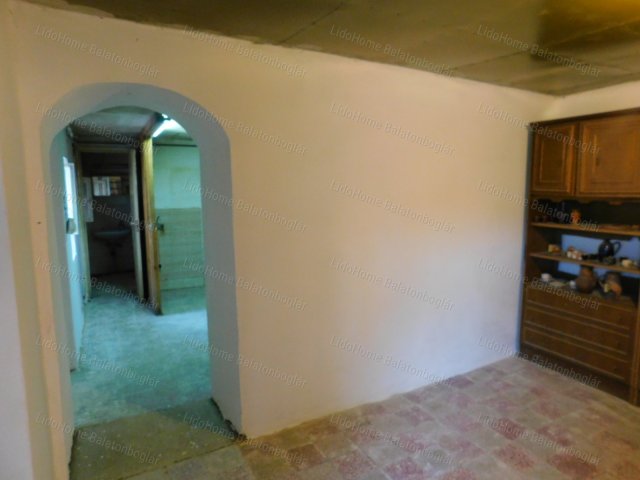 Eladó családi ház, Látrányon 19.8 M Ft, 6 szobás