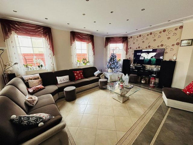 Eladó családi ház, Fóton 199.9 M Ft, 7+1 szobás