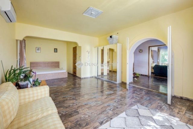 Eladó családi ház, Gödön 160 M Ft, 12 szobás