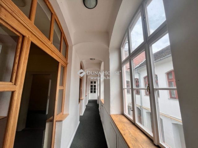 Eladó téglalakás, Pécsett 89 M Ft, 5 szobás