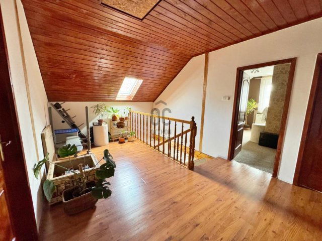 Eladó családi ház, Bicskén 89.9 M Ft, 6 szobás