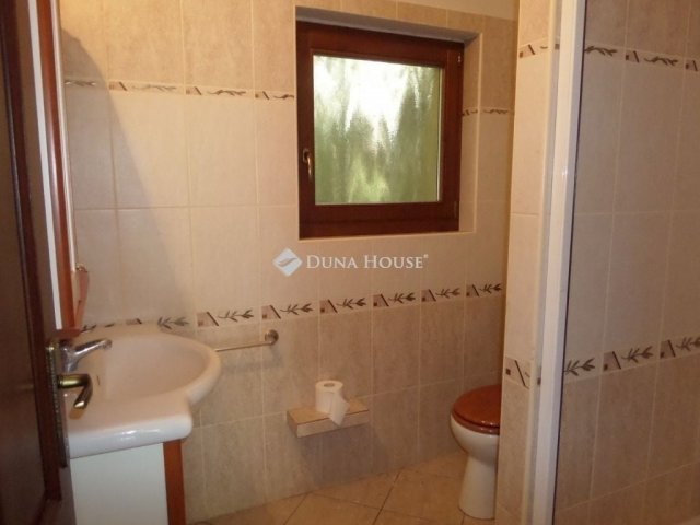 Eladó családi ház, Pécsett 120 M Ft, 5 szobás