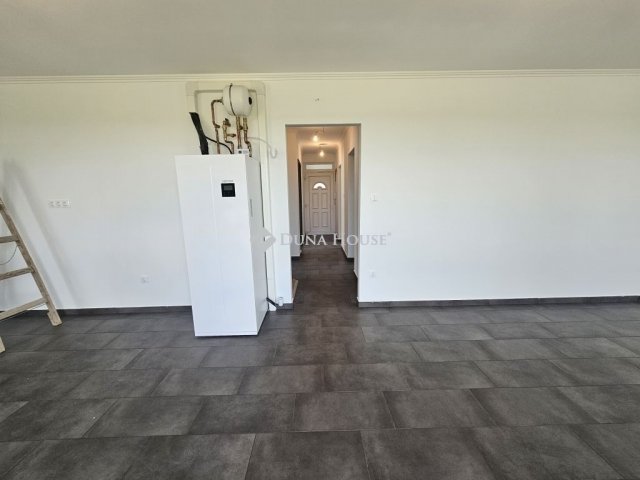 Eladó téglalakás, Mendén 79.9 M Ft, 4 szobás