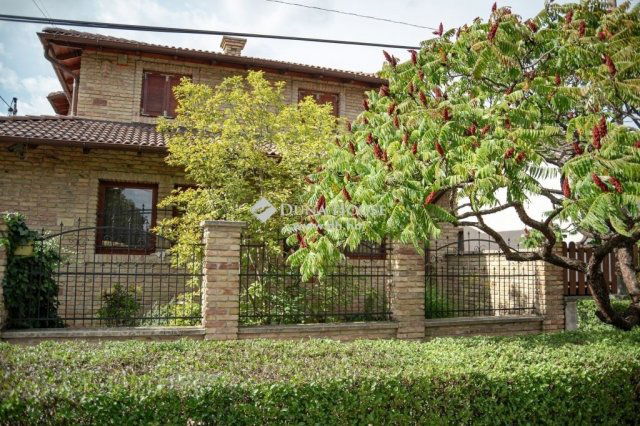 Eladó családi ház, Budapesten, XXI. kerületben 289.9 M Ft