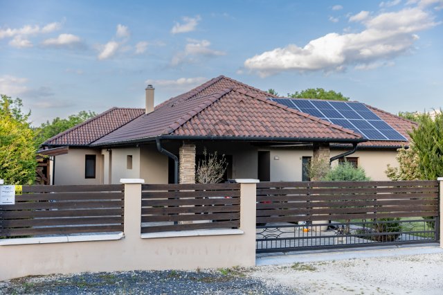Eladó családi ház, Balatonkenesén 445 M Ft, 4 szobás