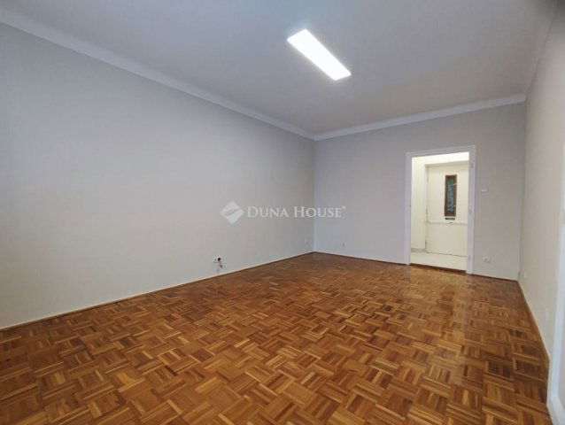 Eladó téglalakás, Pécsett 49.9 M Ft, 2 szobás