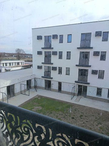 Eladó téglalakás, Komáromban 28.035 M Ft, 1 szobás