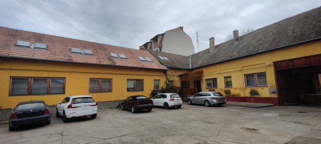 Eladó családi ház, Kecskeméten 300 M Ft, 19 szobás