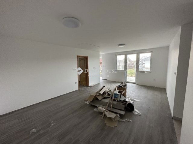 Eladó családi ház, Majosházán 65 M Ft, 3 szobás