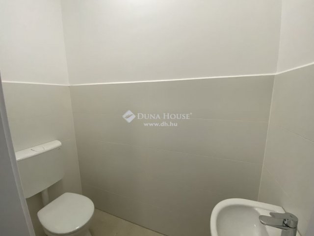 Eladó családi ház, Pécsett 150 M Ft, 4 szobás