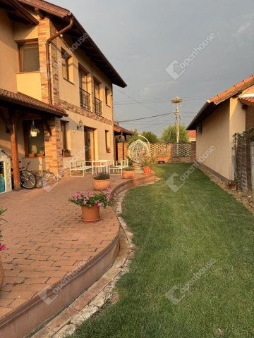 Eladó családi ház, Szegeden 225 M Ft, 8 szobás