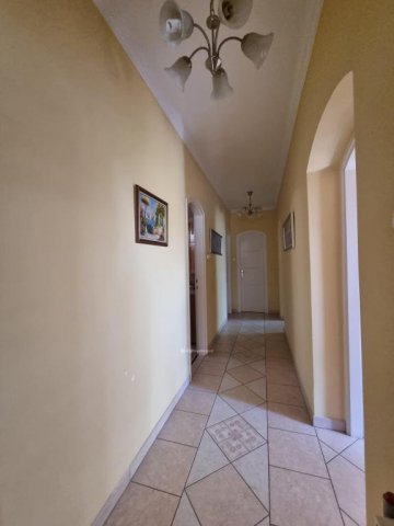 Eladó családi ház, Pápán 89.9 M Ft, 5 szobás